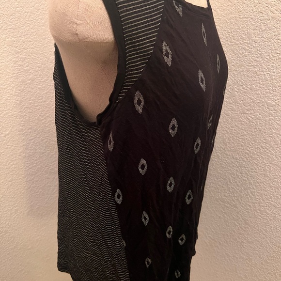 Sleeveless black shirt from Old Navy - Picture 4 of 6